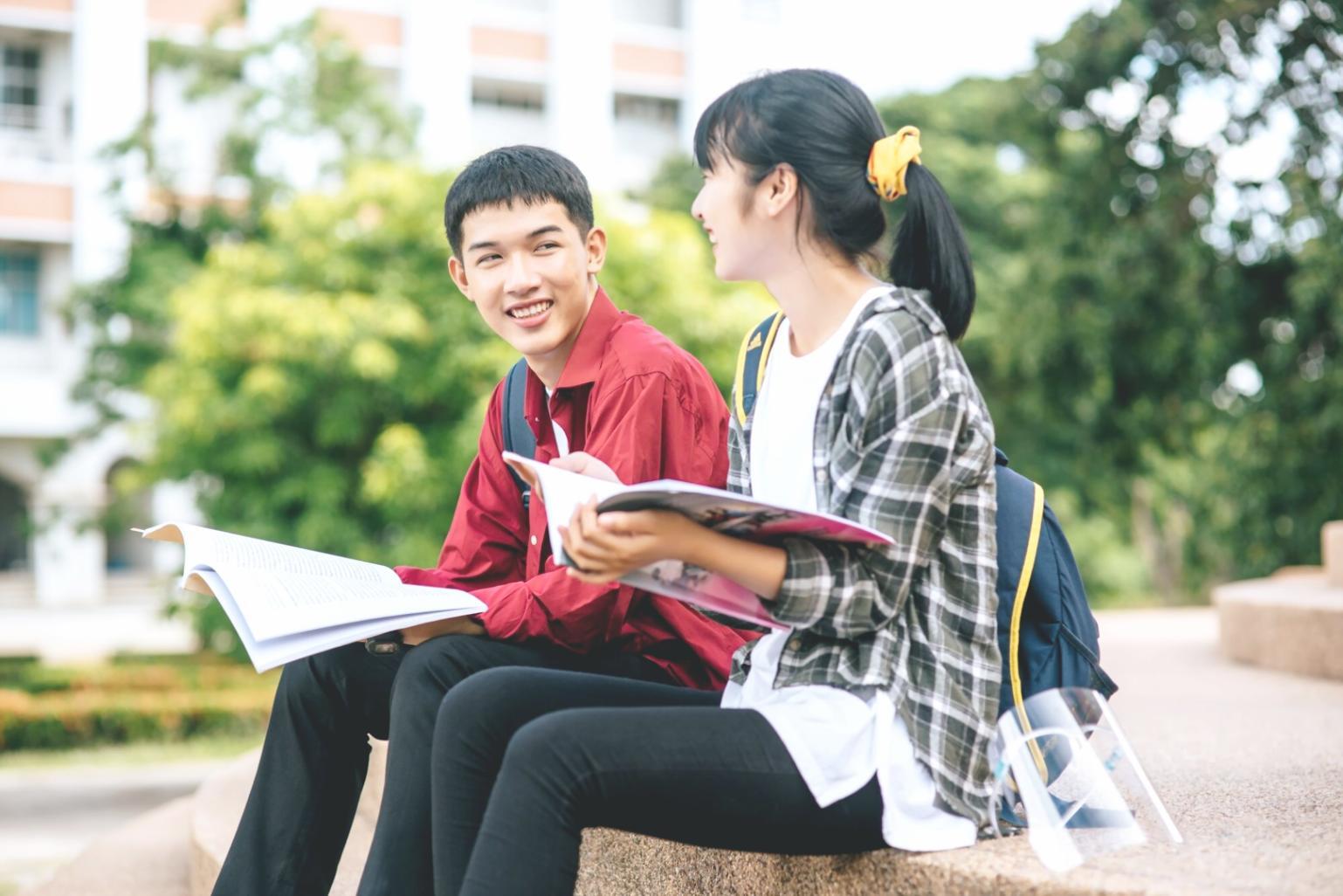 Finanzexperten bei der praktischen Arbeit mit echten Fällen